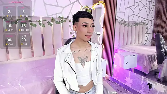 CYRUS TAY online show from June 19, 7:51 pm