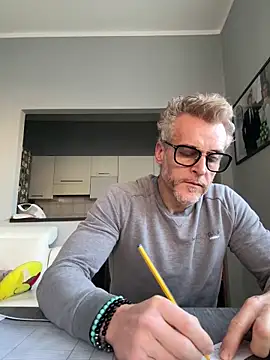 Axl hot online show from February 20, 9:22 am