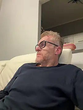 Axl hot online show from March 26, 6:45 pm