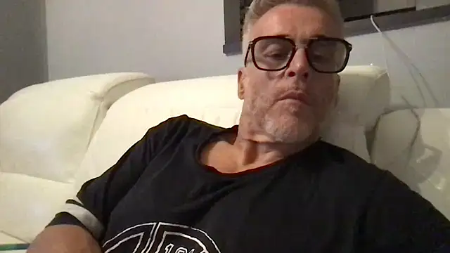 Axl hot online show from June 12, 10:29 pm