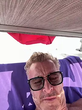 Axl hot online show from May 25, 4:02 pm