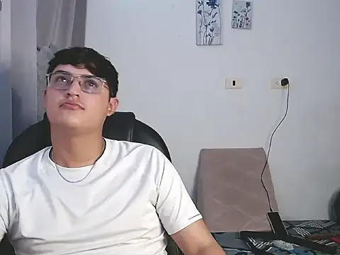 yesitwink  online show from March 14, 3:13 am