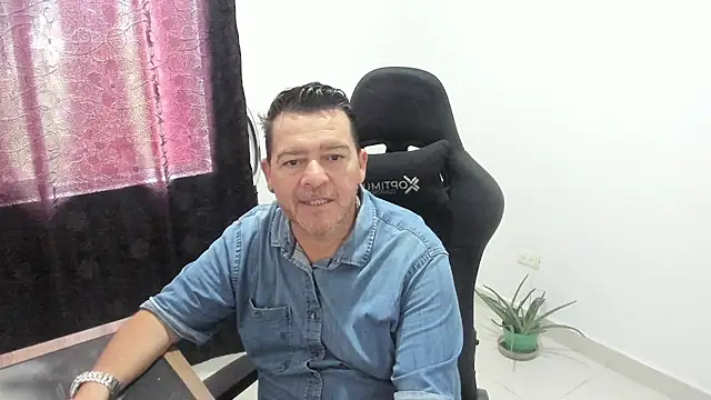 Snapshot of massimo_dannger chatting on October 20, 5:28 pm massimo dannger online show from October 20, 5:28 pm