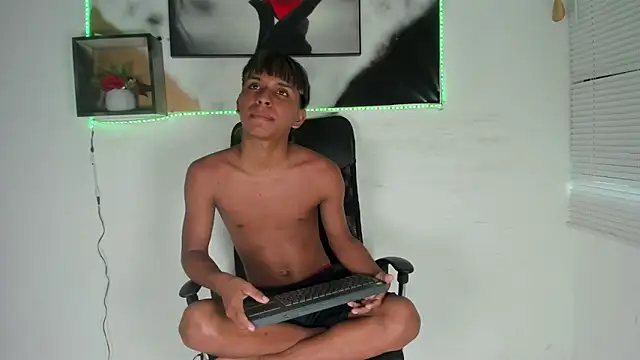 Snapshot of tyler_twink_boy chatting on October 20, 1:15 pm tyler twink boy online show from October 20, 1:15 pm