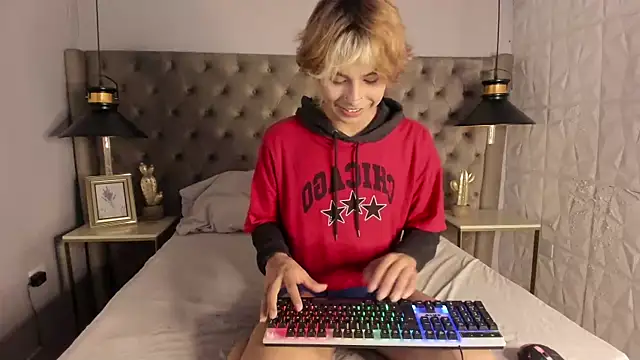 OliIverr22 online show from September 19, 2:17 pm