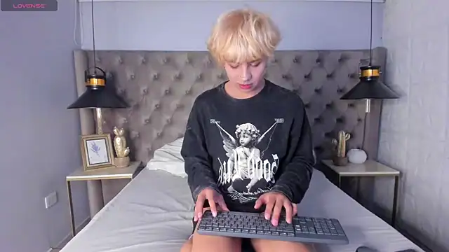 OliIverr22 online show from October 1, 1:04 pm