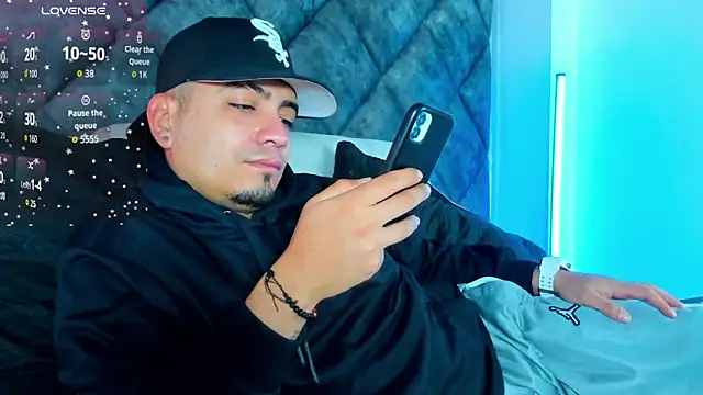 OwenStonne  online show from December 5, 1:18 pm