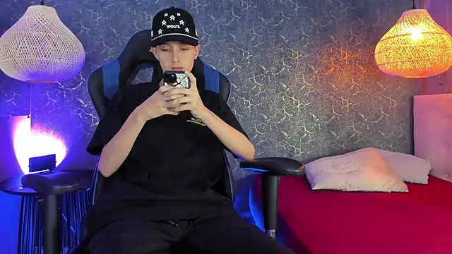 ArthurCox online show from November 13, 5:28 pm