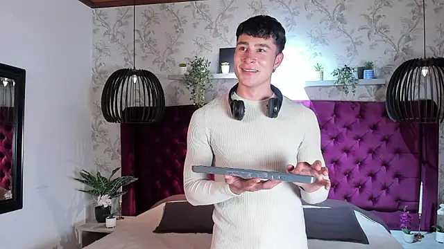 AustinJones  online show from February 18, 7:55 pm