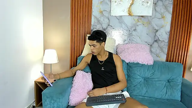 PRETTY FEM online show from March 8, 1:58 am