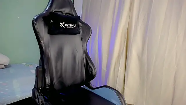 dilan hott  online show from November 8, 8:45 pm