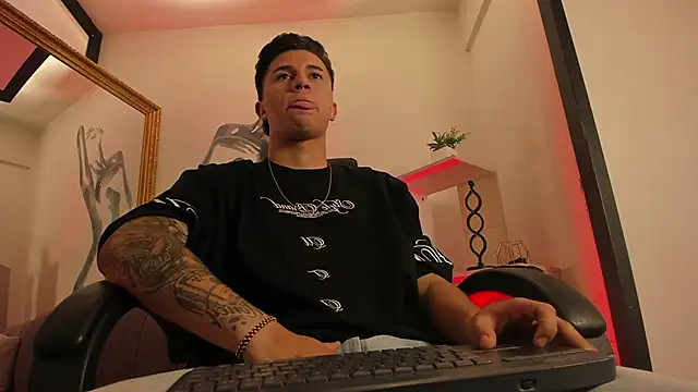 liaamsmiith  online show from February 12, 12:44 pm