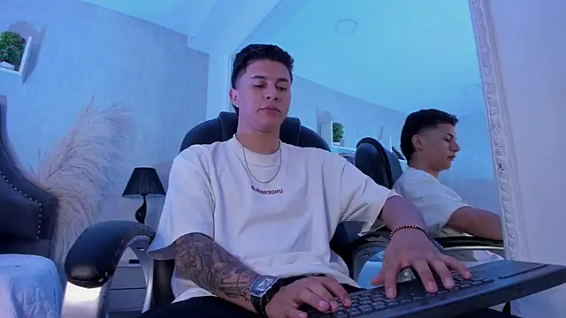 liaamsmiith  online show from January 9, 12:21 pm