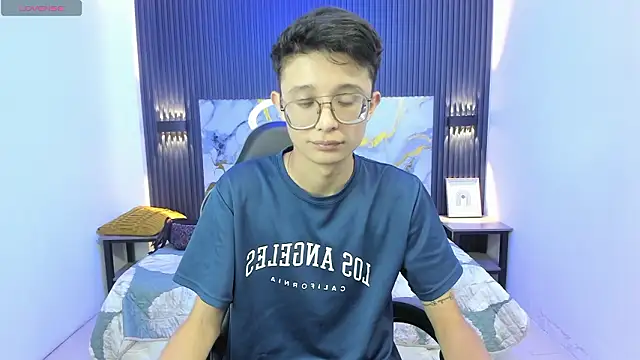 SantiagoRusso18 online show from February 17, 8:30 pm