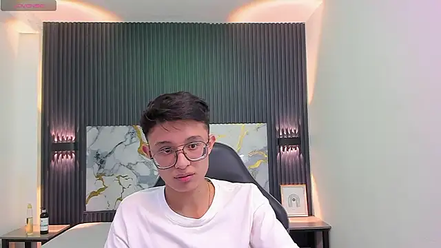 SantiagoRusso18 online show from February 3, 8:14 pm