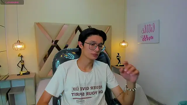 SantiagoRusso18 online show from November 30, 9:06 pm