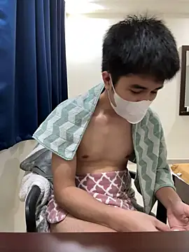 vietnamboy2005 online show from September 9, 4:28 pm