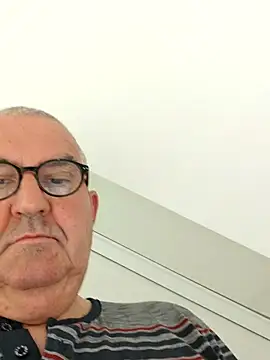 Oldmenhot66 online show from April 19, 3:28 am