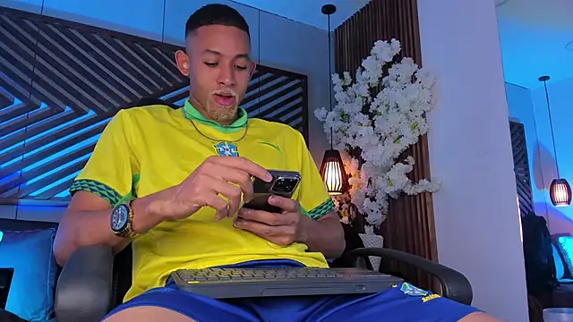 B Wild online show from December 3, 4:29 am