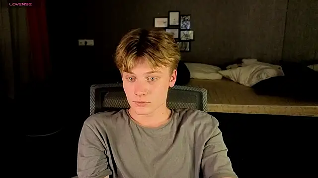 Snapshot of LouieEvans chatting on October 12, 8:14 pm LouieEvans online show from October 12, 8:14 pm