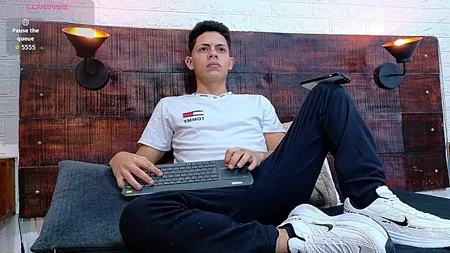 JhosuaVega online show from November 12, 10:03 pm