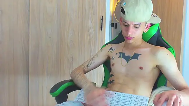 Snapshot of Skinny_batman chatting on October 15, 7:16 am Skinny batman online show from October 15, 7:16 am