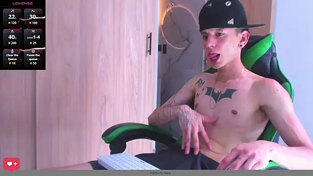 Snapshot of Skinny_batman chatting on October 20, 12:42 pm Skinny batman online show from October 20, 12:42 pm