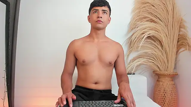 Thiago Connor21 online show from December 19, 6:05 pm