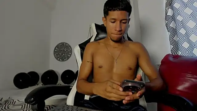 MaxVibe420 online show from October 19, 6:00 pm