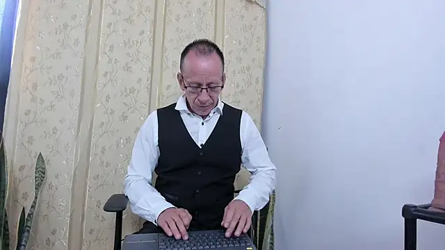  axelking  online show from April 14, 11:43 am