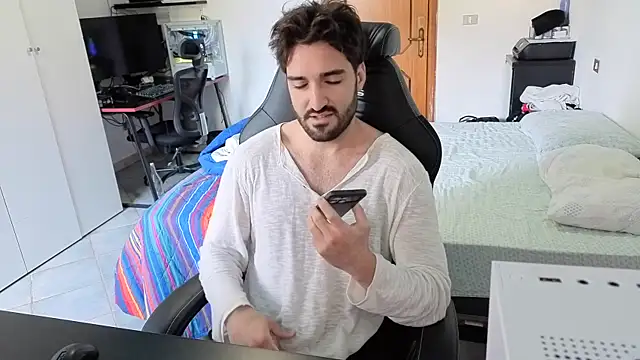 Al3xox02 online show from March 28, 10:37 am