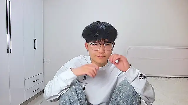 KK-cuteboy online show from May 1, 11:35 am