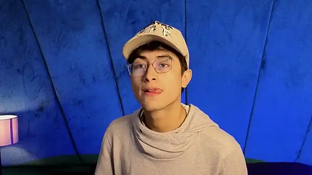 Aaron Eze online show from November 5, 10:45 pm