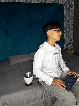 Aaron Eze online show from March 5, 11:39 am