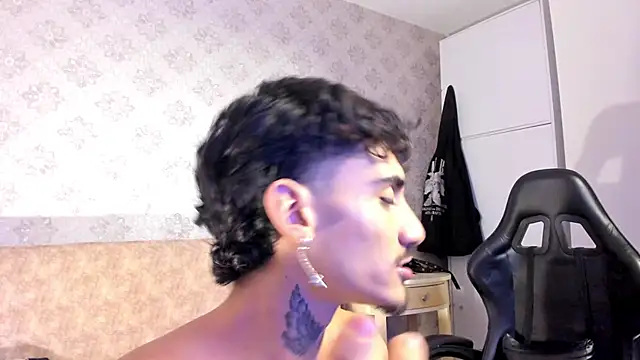 Mr Strike online show from November 14, 3:10 am