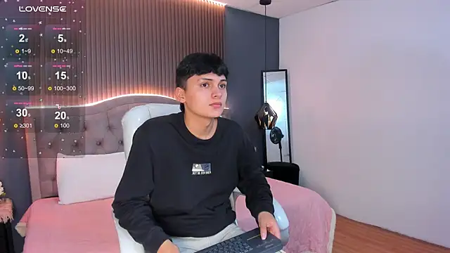 Maxii18  online show from November 8, 7:39 pm