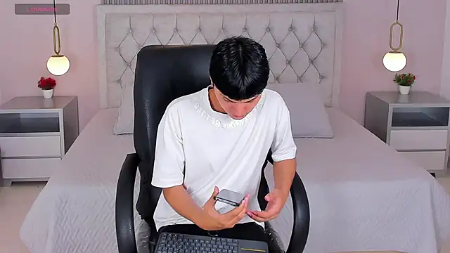 Maxii18  online show from December 15, 6:49 pm