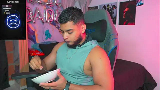 Tiler wolker online show from April 12, 12:47 am