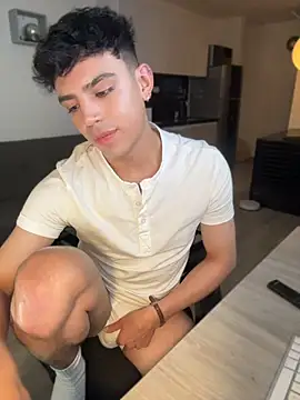 aronnhidden online show from June 25, 5:12 am