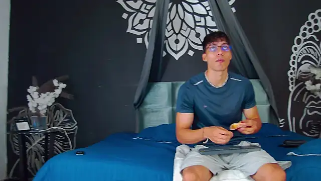 AlessioVitale online show from December 21, 1:19 pm