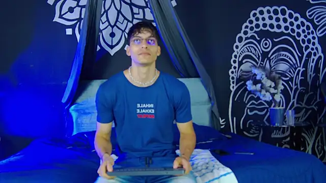 AlessioVitale online show from December 18, 12:34 pm