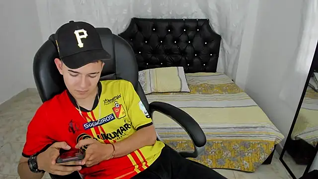 Aleck Boy online show from November 26, 8:01 pm