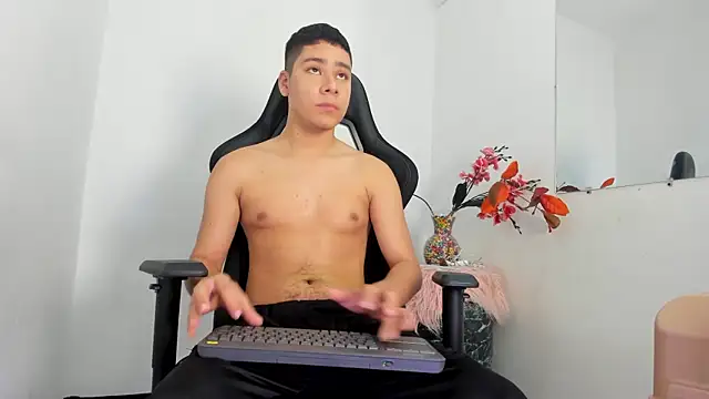 Lucastorrez01 online show from January 12, 12:42 pm