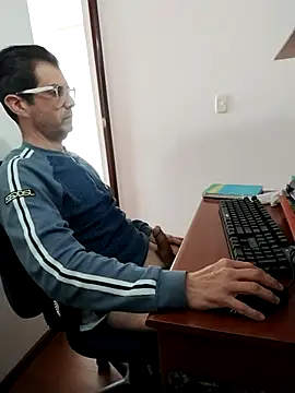 Fuegosutil online show from December 2, 9:40 pm