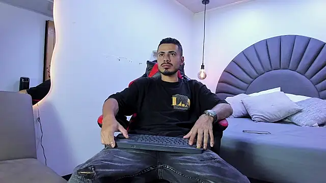 MatthewCullen online show from April 4, 4:09 am