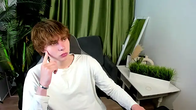 andyyzzz online show from June 28, 7:53 pm