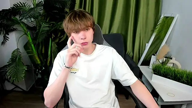 andyyzzz online show from June 25, 7:07 pm