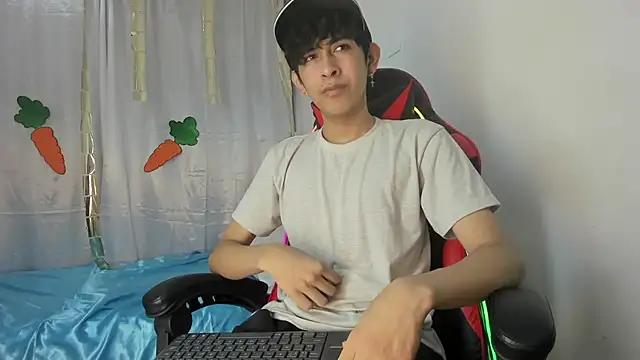 julian xx online show from April 13, 7:03 pm