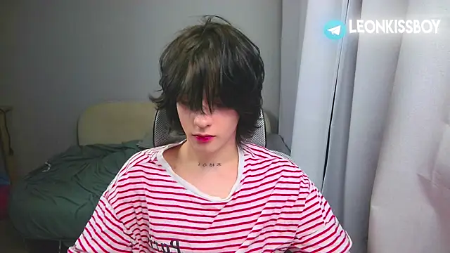 LeonBoykisser online show from April 12, 8:54 pm