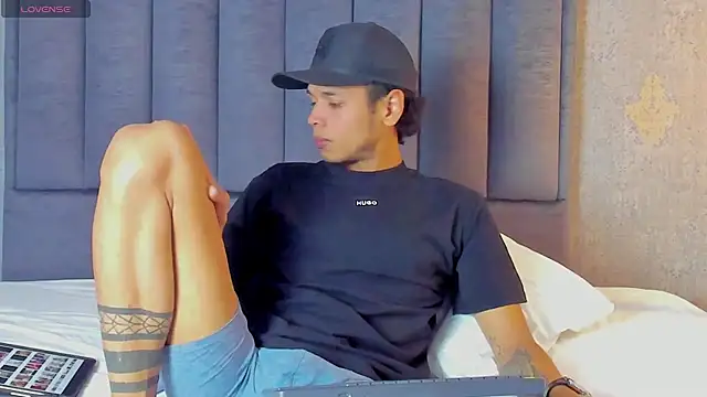 Alejandroo Montenegro online show from March 22, 10:04 pm